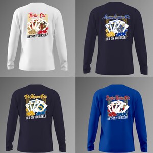 Puede incluir: Cuatro camisetas de manga larga con logotipos de fraternidades y diseños de naipes. Las camisetas son blancas, azul marino y azul real. Cada camiseta presenta la frase "BET ON YOURSELF".