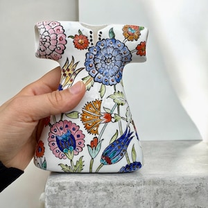 Mastercrafted Turkish Ceramic Kaftan Figurine – Hand-Painted Iznik Floral Design, Small Decorative Vase, Ottoman Art Collectible