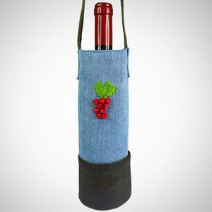 Skórzana torba na butelkę wina z dżinsu ze skórzanym paskiem - haft winogronowy, rustykalny prezent dla miłośnika wina, święta, od Sear Handcrafted Elegance