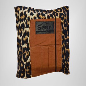 Sac organiseur de livres à imprimé léopard avec poches - Fait main par Sear Pochette de lecture élégante faite main pour livres, liseuse électronique, cadeau pour les rats de bibliothèque