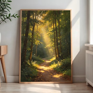 Può includere: Una stampa artistica rettangolare da parete raffigurante una scena boschiva con un sentiero sterrato che si snoda tra alberi alti. La luce dorata del sole filtra attraverso la fitta chioma verde, illuminando il sentiero e il suolo.
