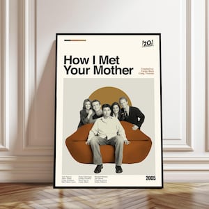 Puede incluir: Un póster enmarcado con el título "How I Met Your Mother" y una foto del elenco. El póster tiene un fondo crema con un sofá marrón y un círculo marrón detrás del elenco. El año "2005" está en la esquina inferior derecha.