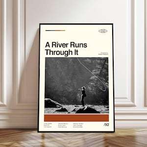 Pode incluir: Um poster emoldurado com o título "A River Runs Through It". O poster apresenta uma imagem a preto e branco de uma pessoa a pescar com mosca num rio. O poster tem um fundo creme e uma moldura preta.