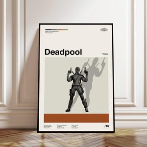 Puede incluir: Un p&oacute;ster enmarcado con el t&iacute;tulo "Deadpool" en letras negras grandes. El p&oacute;ster muestra una imagen monocrom&aacute;tica de Deadpool con un traje negro, haciendo un gesto con la mano. Texto adicional y un n&uacute;mero son visibles. Fondo neutro.