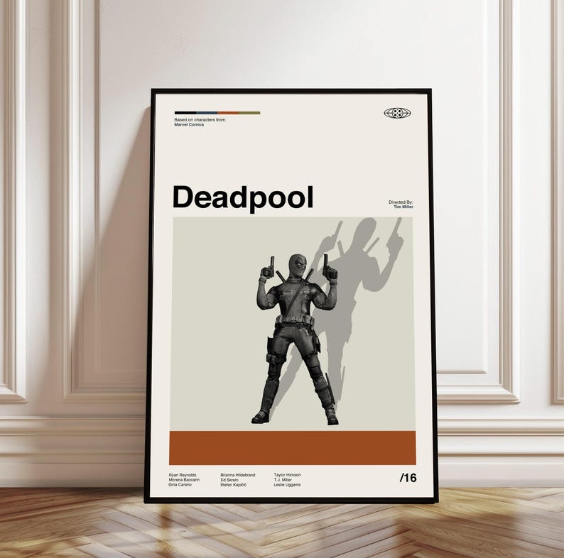 Puede incluir: Un p&oacute;ster enmarcado con el t&iacute;tulo "Deadpool" en letras negras grandes. El p&oacute;ster muestra una imagen monocrom&aacute;tica de Deadpool con un traje negro, haciendo un gesto con la mano. Texto adicional y un n&uacute;mero son visibles. Fondo neutro.