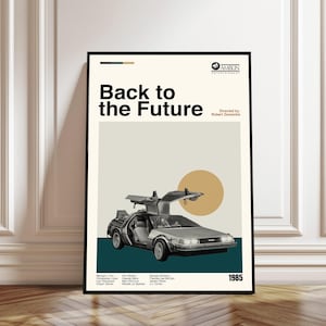 Può includere: Un poster incorniciato con il titolo del film "Ritorno al futuro" con un'illustrazione dell'auto DeLorean. Il poster ha uno sfondo color crema con accenti verde acqua e beige, e l'anno 1985 è visualizzato in basso.