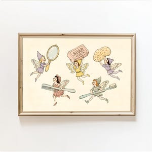 Könnte beinhalten: Eine gerahmte Illustration mit fünf geflügelten Figuren in bunter Kleidung. Eine hält einen Handspiegel, eine andere ein Stück Seife mit der Aufschrift SOAP, eine einen Schwamm, eine einen Kamm und eine eine Zahnbürste. Sie tragen spitze Hüte.