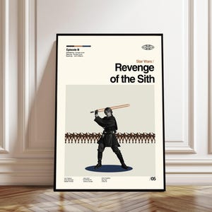 Op de afbeelding: Een ingelijste poster met de film Star Wars: Revenge of the Sith. De poster heeft een beige achtergrond met de filmtitel in vette zwarte letters. Een figuur in zwarte kleding houdt een lichtzwaard vast. De poster zit in een zwarte lijst.