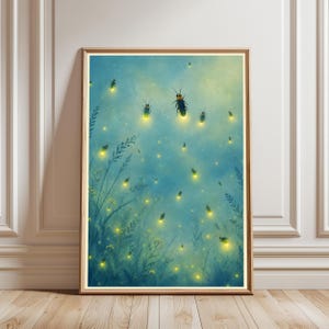 Puede incluir: Una impresión de arte mural rectangular con un fondo azul verdoso oscuro y numerosos insectos de luz amarillos brillantes dispersos. Siluetas de hierbas altas y flores silvestres son visibles en el primer plano inferior.
