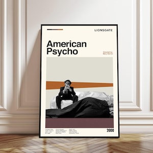 Könnte beinhalten: Gerahmtes Filmplakat für "American Psycho" mit minimalistischem Design. Der Titel ist in fetten schwarzen Buchstaben, mit einem Foto eines Mannes und dem Jahr 2000. Das Lionsgate-Logo befindet sich oben.
