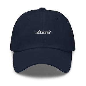 Peut inclure: Casquette de baseball bleu marine avec le mot "afters?" brodé en blanc. La casquette a une visière incurvée et une couronne structurée. Un accessoire classique et décontracté.