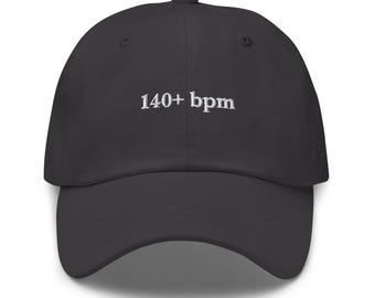 Gorra bordada de papá con más de 140 BPM - Gorra techno potente - Ropa de calle EDM para rave - Regalo unisex para festivales - Gorra minimalista de alto BPM