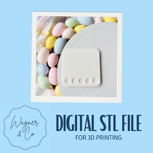 Puede incluir: Un objeto cuadrado blanco con bordes redondeados y cinco recortes circulares, junto a un plato blanco y huevos de Pascua de colores pastel. La imagen incluye el texto "DIGITAL STL FILE FOR 3D PRINTING".