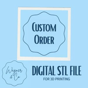 Op de afbeelding: Een lichtblauwe vierkante afbeelding met een donkerblauwe geschulpte rand en de tekst CUSTOM ORDER in het midden. Daaronder staat de tekst DIGITAL STL FILE FOR 3D PRINTING, vergezeld van een kleiner geschulpt logo met de tekst Wagner & Co.
