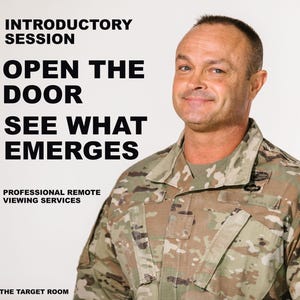 Può includere: Una persona che indossa una divisa mimetica con camicia a colletto e tasche sul petto. Il testo recita: INTRODUCTORY SESSION, OPEN THE DOOR, SEE WHAT EMERGES, PROFESSIONAL REMOTE VIEWING SERVICES, THE TARGET ROOM. Lo sfondo è bianco.