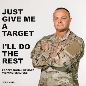 Pode incluir: Uma pessoa vestindo uma jaqueta de estilo militar com padrão de camuflagem e braços cruzados. O texto diz: JUST GIVE ME A TARGET I'LL DO THE REST, PROFESSIONAL REMOTE VIEWING SERVICES, WILD MIND. O fundo é uma superfície clara e lisa.
