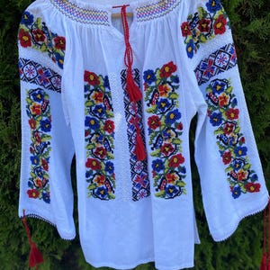 Multicolor Romanian Embroidered Blouse – Handmade Floral Folk Linen Top – Ethnic Peasant Shirt for Women