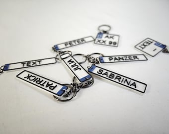 Lustige Kfz Kennzeichen Schlüsselanhänger Zum Beschriften, 96 Stk, 8 Farben, Mit Schlüsselring Kennzeichen-Schlüsselanhänger Personalisiert