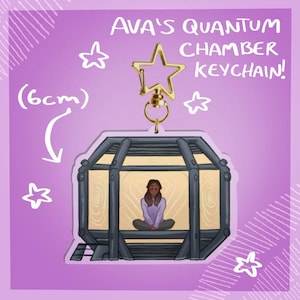 Può includere: Un portachiavi con un'illustrazione a cartoni animati di una persona all'interno di una camera, con la scritta "AVA'S QUANTUM CHAMBER KEYCHAIN!". Il portachiavi è alto circa 6 cm, con una chiusura a forma di stella dorata e uno sfondo viola.
