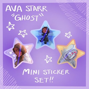 Può includere: Un mini set di adesivi con tre adesivi a forma di stella con illustrazioni di Ava Starr "Ghost". Gli adesivi hanno uno sfondo viola con stelle bianche e testo. Un adesivo mostra un personaggio in abito nero, un altro con capelli castani.