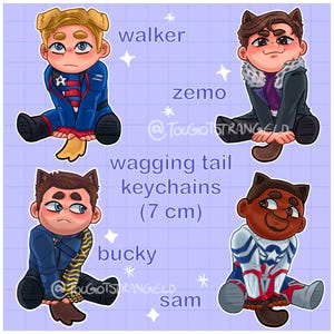 Puede incluir: Cuatro llaveros de dibujos animados con orejas de gato y colas que se mueven, cada uno representando un personaje: Walker, Zemo, Bucky y Sam. Los llaveros miden aproximadamente 7 cm de alto, con el texto "wagging tail keychains (7 cm)" en el centro.