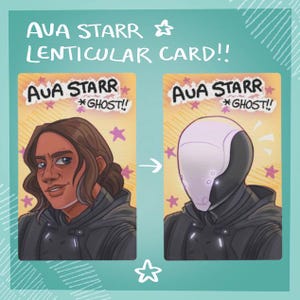 Può includere: Una carta lenticolare con il testo "AVA STARR" e "GHOST!!". La carta mostra una trasformazione da una persona a una figura futuristica con elmetto. Lo sfondo è giallo con stelle rosa.