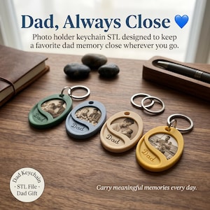 Puede incluir: Llaveros ovalados con portafotos en verde, azul, beige y amarillo, cada uno con un llavero plateado. Los llaveros presentan una foto de un padre y un hijo y la palabra "Dad". El texto "Dad, Always Close" está en la parte superior.
