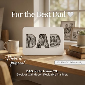 Może przedstawiać: Biała ramka na zdjęcia w kształcie słowa „DAD” ze zdjęciami rodzinnymi w środku. Wyświetlany jest również tekst „For the Best Dad” i „Make it personal”. Ramka przeznaczona jest do dekoracji biurka lub ściany.