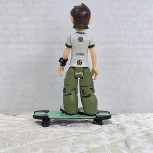 Figura de Ben Tennyson de la serie 1 de la colección Alien de Ben 10 de Bandai con patineta. imagen 4