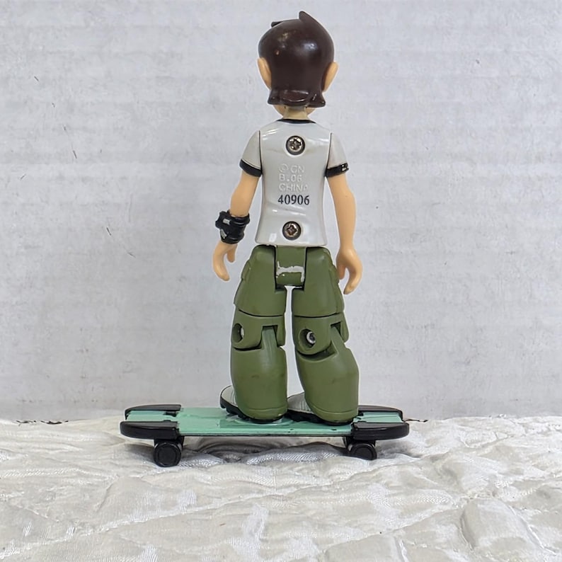 Figura de Ben Tennyson de la serie 1 de la colección Alien de Ben 10 de Bandai con patineta. imagen 4