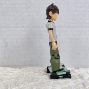 Figura de Ben Tennyson de la serie 1 de la colección Alien de Ben 10 de Bandai con patineta. imagen 5