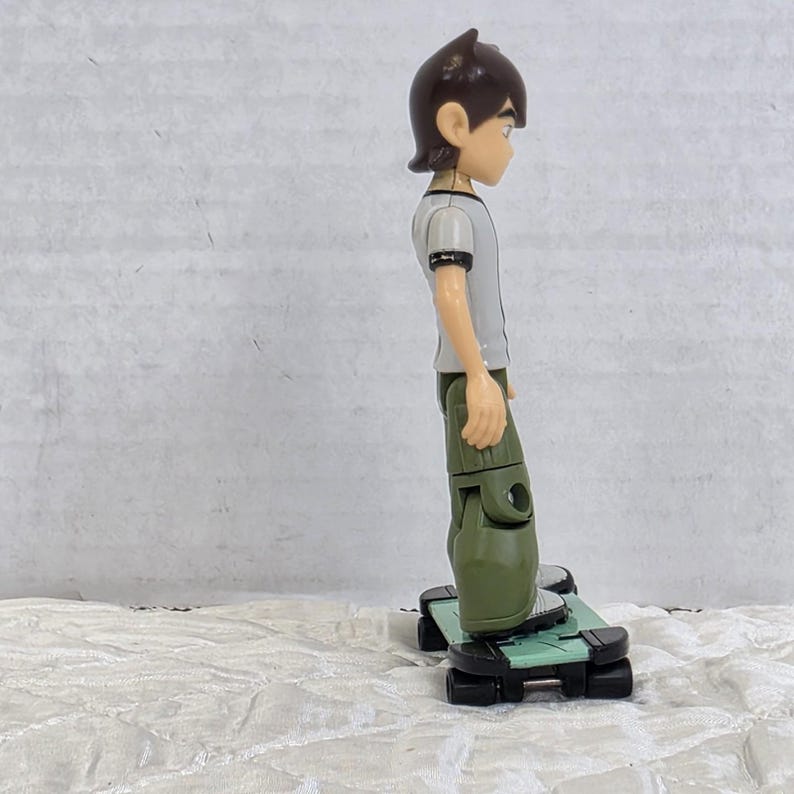 Figura de Ben Tennyson de la serie 1 de la colección Alien de Ben 10 de Bandai con patineta. imagen 5