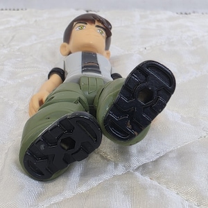 Figura de Ben Tennyson de la serie 1 de la colección Alien de Ben 10 de Bandai con patineta. imagen 7