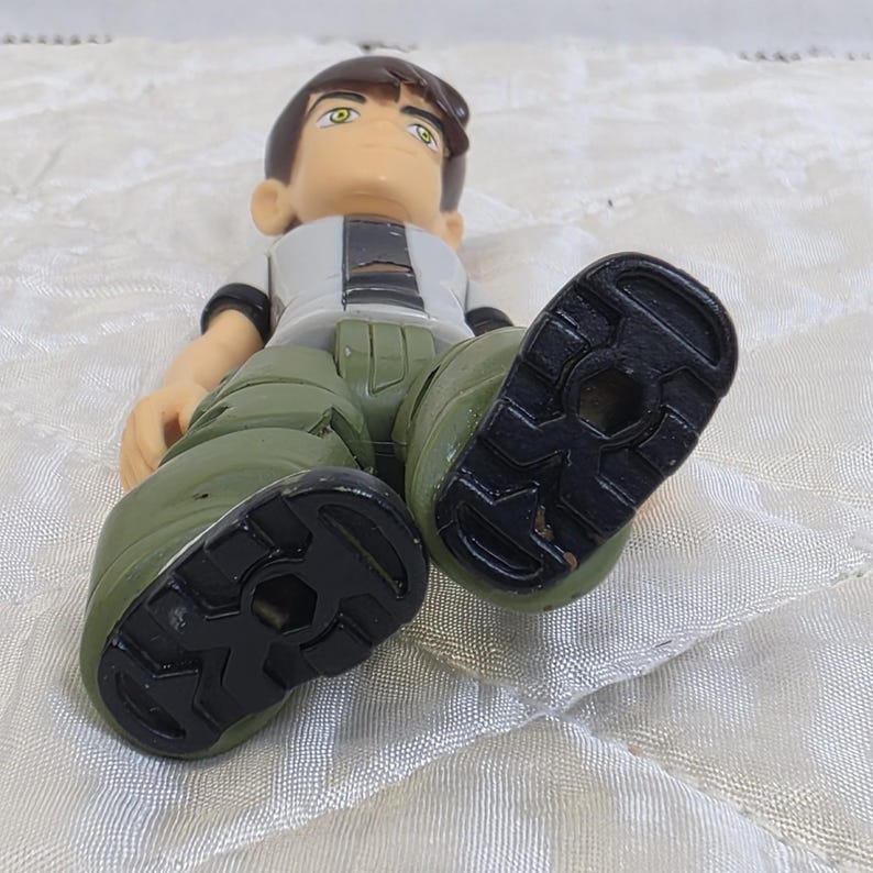 Figura de Ben Tennyson de la serie 1 de la colección Alien de Ben 10 de Bandai con patineta. imagen 7
