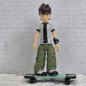 Figura de Ben Tennyson de la serie 1 de la colección Alien de Ben 10 de Bandai con patineta. imagen 1