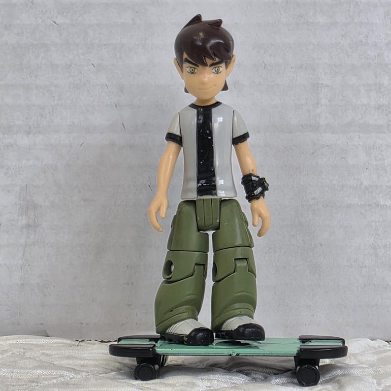 Figura de Ben Tennyson de la serie 1 de la colección Alien de Ben 10 de Bandai con patineta. imagen 1