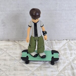 Figura de Ben Tennyson de la serie 1 de la colección Alien de Ben 10 de Bandai con patineta. imagen 2