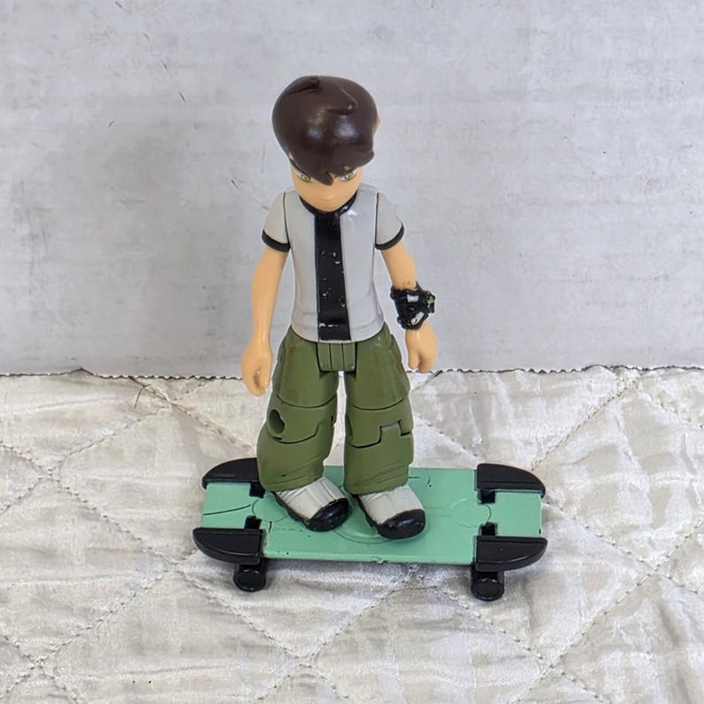 Figura de Ben Tennyson de la serie 1 de la colección Alien de Ben 10 de Bandai con patineta. imagen 2