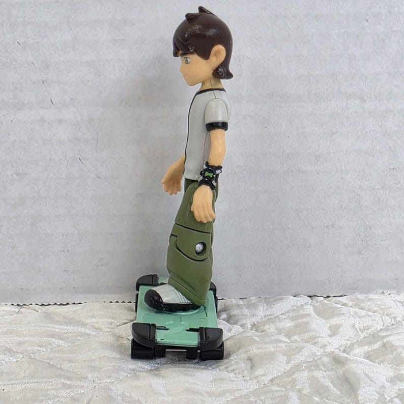 Figura de Ben Tennyson de la serie 1 de la colección Alien de Ben 10 de Bandai con patineta. imagen 3