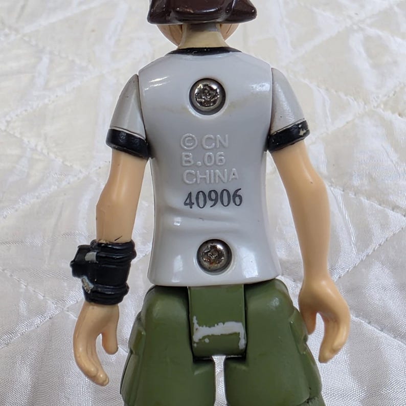 Figura de Ben Tennyson de la serie 1 de la colección Alien de Ben 10 de Bandai con patineta. imagen 6