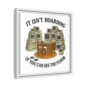 Puede incluir: Impresión enmarcada con una ilustración de dibujos animados de un escritorio, una silla y montones de ordenadores antiguos. El texto dice: "NO ES ACUMULAR SI PUEDES VER EL SUELO". La imagen tiene un borde blanco.