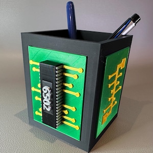 STL-Dateien für den originalen Retro-Computerstifthalter mit einer 6502-CPU und einer Platine für den 3D-Druck