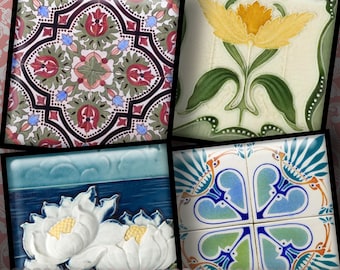Könnte beinhalten: Vier Keramikfliesen mit verschiedenen Mustern. Die erste Fliese hat ein geometrisches Muster in Rot, Grün, Blau und Weiß. Die zweite Fliese zeigt eine gelbe Blume mit grünen Blättern auf weißem Hintergrund. Die dritte Fliese hat ein blaues und weißes Blumenmuster mit Seerosen. Die vierte Fliese hat ein grünes, blaues und weißes geometrisches Muster mit vier Herzen.