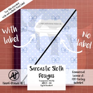 Puede incluir: Un cuaderno de composición con un patrón de lazos azul claro y el texto "COMPOSITION NOTEBOOK". El cuaderno tiene una banda elástica negra y el texto "Sarcastic Sloth Designs". Incluye licencia comercial.