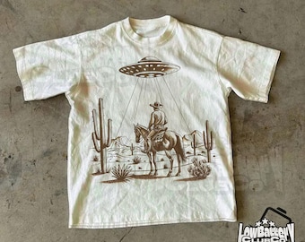 UFO Cowboy T-Shirt, Alien Western Grafik T-Shirt, Vintage Space Cowboy Shirt, Comfort Farben Rodeo Sci-Fi Streetwear Top
