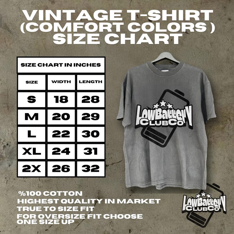 Może przedstawiać: Szara koszulka w stylu vintage z napisem "LowBattery CLUBCO" i grafiką baterii. Wyświetlana jest tabela rozmiar&oacute;w w calach, z wymiarami dla rozmiar&oacute;w od S do 2XL. Wykonana w 100% z bawełny.