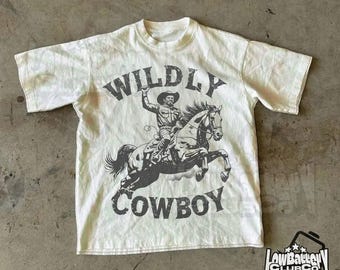 Wildly Cowboy T-shirt, Vintage Western Graphic T-shirt, Retro Rodeo Estetisk T-shirt, Komfortfärgad Outlaw Style Topp, Countrycore Streetwear