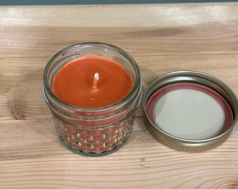 Vela aromática en tarro de cristal acolchado de 118 ml con tapa.