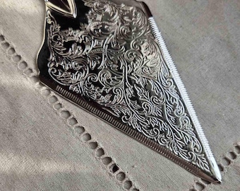 Servidor de pasteles antiguo plateado, diseño Kings Shell, rebanador de tartas de zinc pulido con acabado espejo, pala elegante para pastel de bodas, decoración de mediados de siglo.