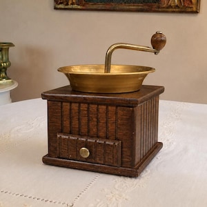 Molinillo de café de madera vintage, tolva de latón, molinillo de manivela, decoración rústica de cocina.